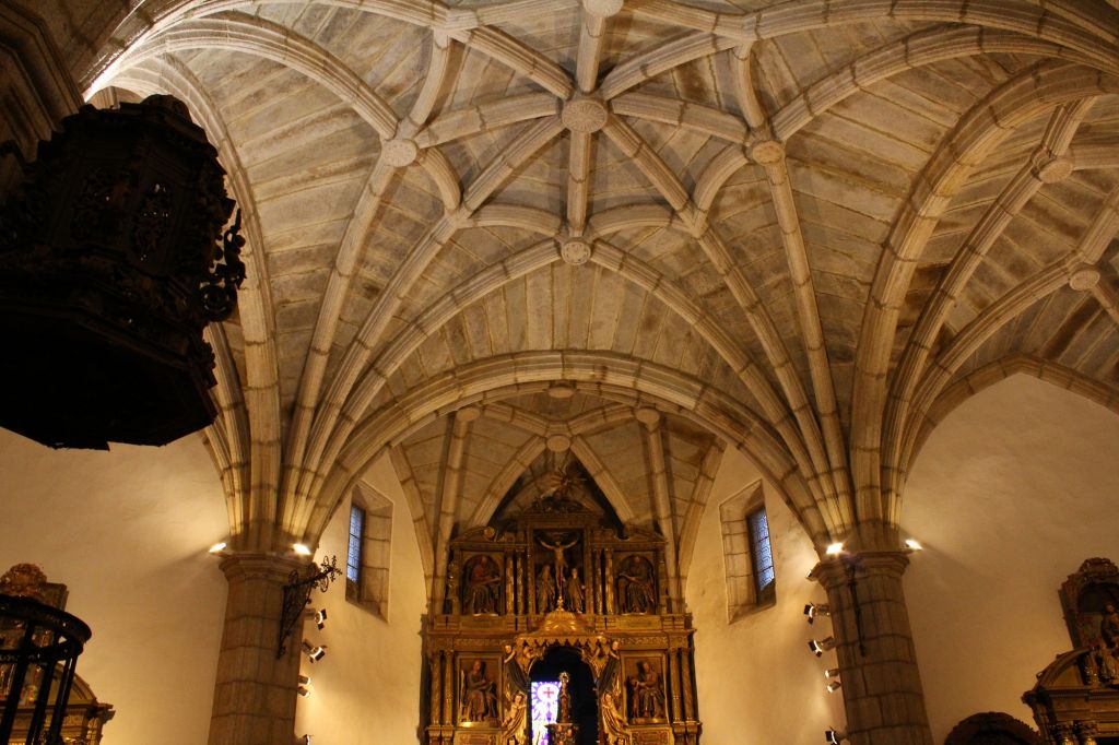 Interior De La Iglesia Santa Maria De Azogue