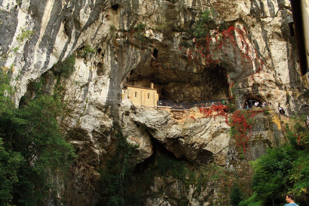 Santa Cueva De Covadonga
